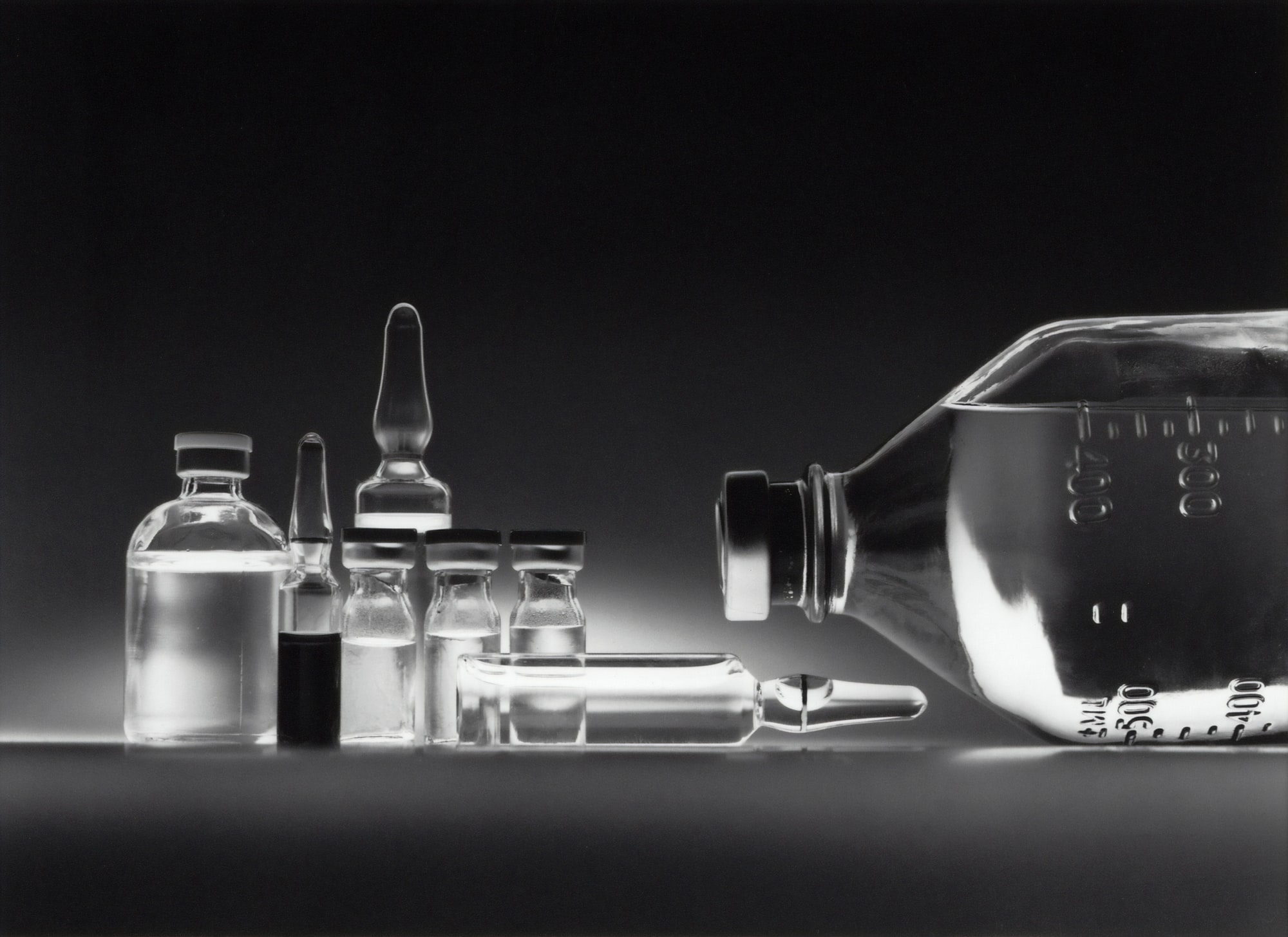 Pharmaceutical_components_black_and_white_chemicals